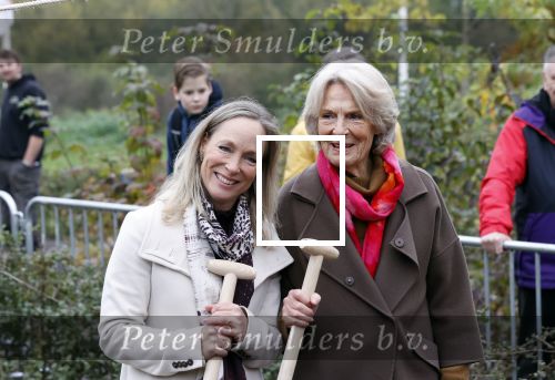 Alphen aan de Rijn 10 november 2021
Prinses Irene opent de Nationale Boomfeestdag. Samen met haar zoon prins Carlos, haar dochter prinses Margarita, schoondochter Viktoria en kleinkinderen plantte ze een Levensboom (een populier) in haar eigen Prinses IreneBos. Sterre Koning trad op .