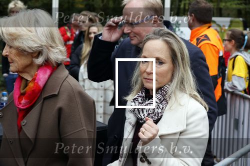 Alphen aan de Rijn 10 november 2021
Prinses Irene opent de Nationale Boomfeestdag. Samen met haar zoon prins Carlos, haar dochter prinses Margarita, schoondochter Viktoria en kleinkinderen plantte ze een Levensboom (een populier) in haar eigen Prinses IreneBos. Sterre Koning trad op .