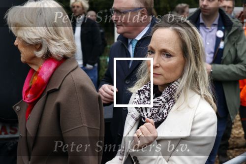 Alphen aan de Rijn 10 november 2021
Prinses Irene opent de Nationale Boomfeestdag. Samen met haar zoon prins Carlos, haar dochter prinses Margarita, schoondochter Viktoria en kleinkinderen plantte ze een Levensboom (een populier) in haar eigen Prinses IreneBos. Sterre Koning trad op .