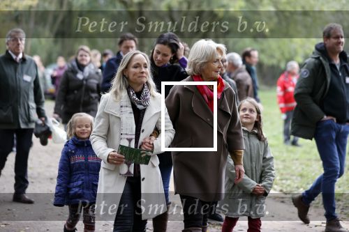 Alphen aan de Rijn 10 november 2021
Prinses Irene opent de Nationale Boomfeestdag. Samen met haar zoon prins Carlos, haar dochter prinses Margarita, schoondochter Viktoria en kleinkinderen plantte ze een Levensboom (een populier) in haar eigen Prinses IreneBos. Sterre Koning trad op .