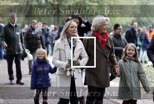 Alphen aan de Rijn 10 november 2021
Prinses Irene opent de Nationale Boomfeestdag. Samen met haar zoon prins Carlos, haar dochter prinses Margarita, schoondochter Viktoria en kleinkinderen plantte ze een Levensboom (een populier) in haar eigen Prinses IreneBos. Sterre Koning trad op .