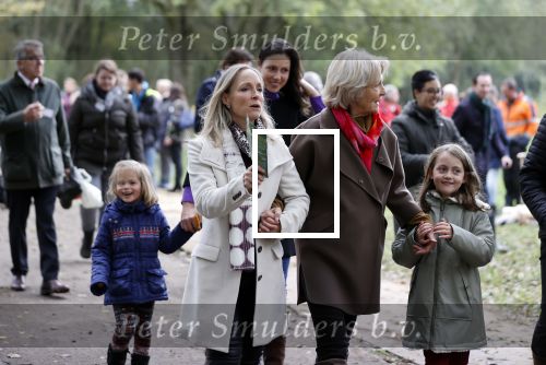 Alphen aan de Rijn 10 november 2021
Prinses Irene opent de Nationale Boomfeestdag. Samen met haar zoon prins Carlos, haar dochter prinses Margarita, schoondochter Viktoria en kleinkinderen plantte ze een Levensboom (een populier) in haar eigen Prinses IreneBos. Sterre Koning trad op .