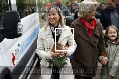 Alphen aan de Rijn 10 november 2021
Prinses Irene opent de Nationale Boomfeestdag. Samen met haar zoon prins Carlos, haar dochter prinses Margarita, schoondochter Viktoria en kleinkinderen plantte ze een Levensboom (een populier) in haar eigen Prinses IreneBos. Sterre Koning trad op .