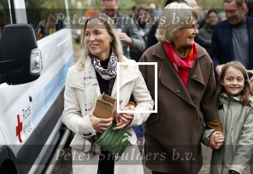 Alphen aan de Rijn 10 november 2021
Prinses Irene opent de Nationale Boomfeestdag. Samen met haar zoon prins Carlos, haar dochter prinses Margarita, schoondochter Viktoria en kleinkinderen plantte ze een Levensboom (een populier) in haar eigen Prinses IreneBos. Sterre Koning trad op .
