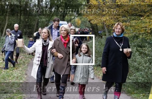 Alphen aan de Rijn 10 november 2021
Prinses Irene opent de Nationale Boomfeestdag. Samen met haar zoon prins Carlos, haar dochter prinses Margarita, schoondochter Viktoria en kleinkinderen plantte ze een Levensboom (een populier) in haar eigen Prinses IreneBos. Sterre Koning trad op .