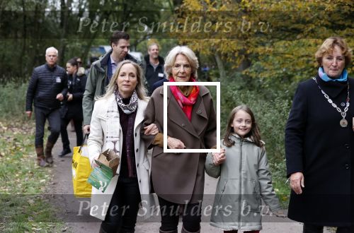 Alphen aan de Rijn 10 november 2021
Prinses Irene opent de Nationale Boomfeestdag. Samen met haar zoon prins Carlos, haar dochter prinses Margarita, schoondochter Viktoria en kleinkinderen plantte ze een Levensboom (een populier) in haar eigen Prinses IreneBos. Sterre Koning trad op .