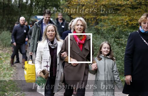 Alphen aan de Rijn 10 november 2021
Prinses Irene opent de Nationale Boomfeestdag. Samen met haar zoon prins Carlos, haar dochter prinses Margarita, schoondochter Viktoria en kleinkinderen plantte ze een Levensboom (een populier) in haar eigen Prinses IreneBos. Sterre Koning trad op .