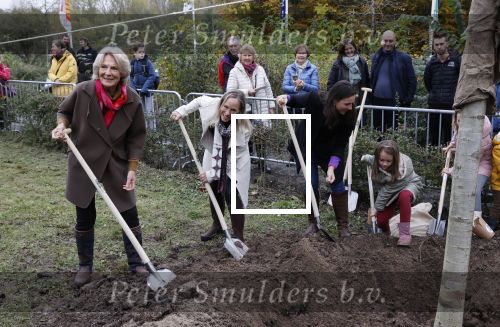 Alphen aan de Rijn 10 november 2021
Prinses Irene opent de Nationale Boomfeestdag. Samen met haar zoon prins Carlos, haar dochter prinses Margarita, schoondochter Viktoria en kleinkinderen plantte ze een Levensboom (een populier) in haar eigen Prinses IreneBos. Sterre Koning trad op .