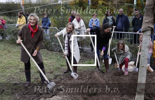 Alphen aan de Rijn 10 november 2021
Prinses Irene opent de Nationale Boomfeestdag. Samen met haar zoon prins Carlos, haar dochter prinses Margarita, schoondochter Viktoria en kleinkinderen plantte ze een Levensboom (een populier) in haar eigen Prinses IreneBos. Sterre Koning trad op .