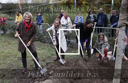 Alphen aan de Rijn 10 november 2021
Prinses Irene opent de Nationale Boomfeestdag. Samen met haar zoon prins Carlos, haar dochter prinses Margarita, schoondochter Viktoria en kleinkinderen plantte ze een Levensboom (een populier) in haar eigen Prinses IreneBos. Sterre Koning trad op .