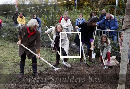 Alphen aan de Rijn 10 november 2021
Prinses Irene opent de Nationale Boomfeestdag. Samen met haar zoon prins Carlos, haar dochter prinses Margarita, schoondochter Viktoria en kleinkinderen plantte ze een Levensboom (een populier) in haar eigen Prinses IreneBos. Sterre Koning trad op .