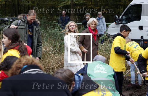 Alphen aan de Rijn 10 november 2021
Prinses Irene opent de Nationale Boomfeestdag. Samen met haar zoon prins Carlos, haar dochter prinses Margarita, schoondochter Viktoria en kleinkinderen plantte ze een Levensboom (een populier) in haar eigen Prinses IreneBos. Sterre Koning trad op .