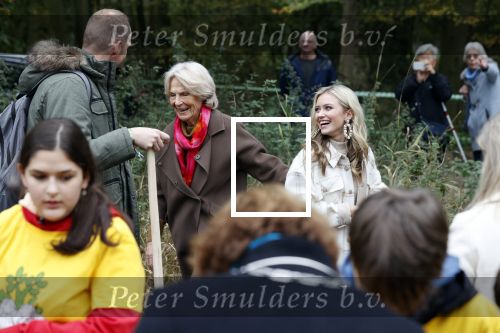 Alphen aan de Rijn 10 november 2021
Prinses Irene opent de Nationale Boomfeestdag. Samen met haar zoon prins Carlos, haar dochter prinses Margarita, schoondochter Viktoria en kleinkinderen plantte ze een Levensboom (een populier) in haar eigen Prinses IreneBos. Sterre Koning trad op .