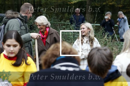 Alphen aan de Rijn 10 november 2021
Prinses Irene opent de Nationale Boomfeestdag. Samen met haar zoon prins Carlos, haar dochter prinses Margarita, schoondochter Viktoria en kleinkinderen plantte ze een Levensboom (een populier) in haar eigen Prinses IreneBos. Sterre Koning trad op .
