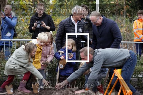 Alphen aan de Rijn 10 november 2021
Prinses Irene opent de Nationale Boomfeestdag. Samen met haar zoon prins Carlos, haar dochter prinses Margarita, schoondochter Viktoria en kleinkinderen plantte ze een Levensboom (een populier) in haar eigen Prinses IreneBos. Sterre Koning trad op .