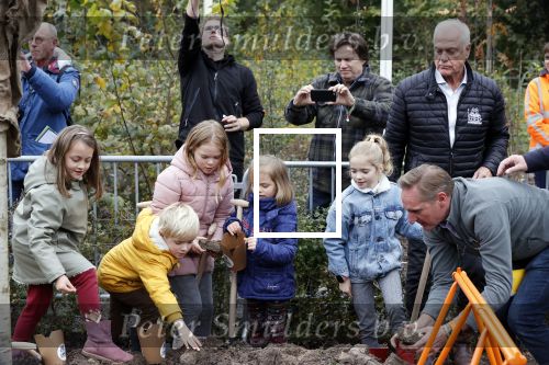 Alphen aan de Rijn 10 november 2021
Prinses Irene opent de Nationale Boomfeestdag. Samen met haar zoon prins Carlos, haar dochter prinses Margarita, schoondochter Viktoria en kleinkinderen plantte ze een Levensboom (een populier) in haar eigen Prinses IreneBos. Sterre Koning trad op .