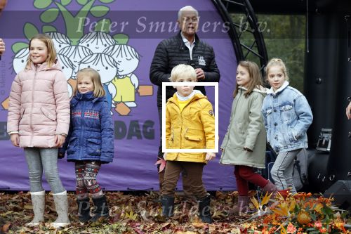 Alphen aan de Rijn 10 november 2021
Prinses Irene opent de Nationale Boomfeestdag. Samen met haar zoon prins Carlos, haar dochter prinses Margarita, schoondochter Viktoria en kleinkinderen plantte ze een Levensboom (een populier) in haar eigen Prinses IreneBos. Sterre Koning trad op .