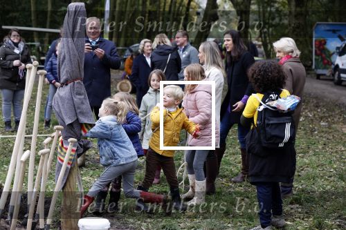 Alphen aan de Rijn 10 november 2021
Prinses Irene opent de Nationale Boomfeestdag. Samen met haar zoon prins Carlos, haar dochter prinses Margarita, schoondochter Viktoria en kleinkinderen plantte ze een Levensboom (een populier) in haar eigen Prinses IreneBos. Sterre Koning trad op .