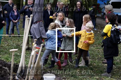 Alphen aan de Rijn 10 november 2021
Prinses Irene opent de Nationale Boomfeestdag. Samen met haar zoon prins Carlos, haar dochter prinses Margarita, schoondochter Viktoria en kleinkinderen plantte ze een Levensboom (een populier) in haar eigen Prinses IreneBos. Sterre Koning trad op .