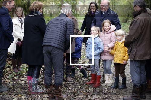 Alphen aan de Rijn 10 november 2021
Prinses Irene opent de Nationale Boomfeestdag. Samen met haar zoon prins Carlos, haar dochter prinses Margarita, schoondochter Viktoria en kleinkinderen plantte ze een Levensboom (een populier) in haar eigen Prinses IreneBos. Sterre Koning trad op .