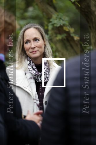Alphen aan de Rijn 10 november 2021
Prinses Irene opent de Nationale Boomfeestdag. Samen met haar zoon prins Carlos, haar dochter prinses Margarita, schoondochter Viktoria en kleinkinderen plantte ze een Levensboom (een populier) in haar eigen Prinses IreneBos. Sterre Koning trad op .