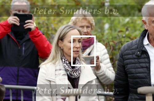 Alphen aan de Rijn 10 november 2021
Prinses Irene opent de Nationale Boomfeestdag. Samen met haar zoon prins Carlos, haar dochter prinses Margarita, schoondochter Viktoria en kleinkinderen plantte ze een Levensboom (een populier) in haar eigen Prinses IreneBos. Sterre Koning trad op .