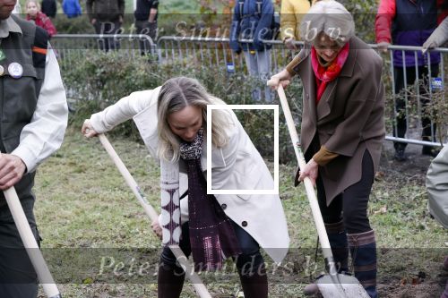 Alphen aan de Rijn 10 november 2021
Prinses Irene opent de Nationale Boomfeestdag. Samen met haar zoon prins Carlos, haar dochter prinses Margarita, schoondochter Viktoria en kleinkinderen plantte ze een Levensboom (een populier) in haar eigen Prinses IreneBos. Sterre Koning trad op .