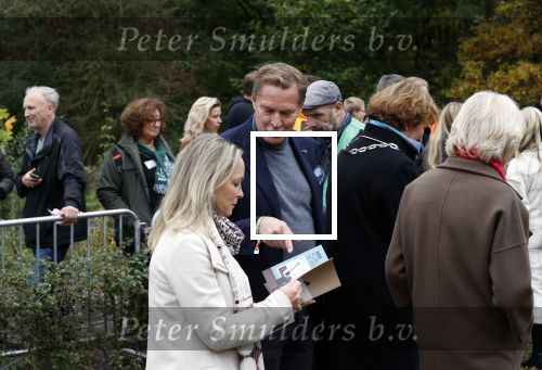 Alphen aan de Rijn 10 november 2021
Prinses Irene opent de Nationale Boomfeestdag. Samen met haar zoon prins Carlos, haar dochter prinses Margarita, schoondochter Viktoria en kleinkinderen plantte ze een Levensboom (een populier) in haar eigen Prinses IreneBos. Sterre Koning trad op .