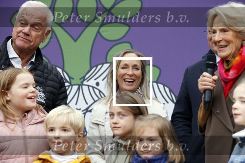 Alphen aan de Rijn 10 november 2021
Prinses Irene opent de Nationale Boomfeestdag. Samen met haar zoon prins Carlos, haar dochter prinses Margarita, schoondochter Viktoria en kleinkinderen plantte ze een Levensboom (een populier) in haar eigen Prinses IreneBos. Sterre Koning trad op .
