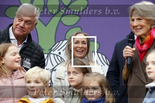Alphen aan de Rijn 10 november 2021
Prinses Irene opent de Nationale Boomfeestdag. Samen met haar zoon prins Carlos, haar dochter prinses Margarita, schoondochter Viktoria en kleinkinderen plantte ze een Levensboom (een populier) in haar eigen Prinses IreneBos. Sterre Koning trad op .