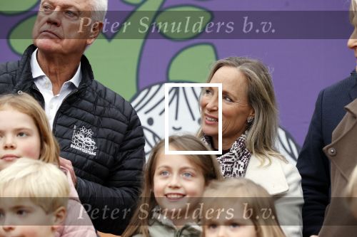 Alphen aan de Rijn 10 november 2021
Prinses Irene opent de Nationale Boomfeestdag. Samen met haar zoon prins Carlos, haar dochter prinses Margarita, schoondochter Viktoria en kleinkinderen plantte ze een Levensboom (een populier) in haar eigen Prinses IreneBos. Sterre Koning trad op .