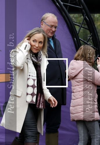 Alphen aan de Rijn 10 november 2021
Prinses Irene opent de Nationale Boomfeestdag. Samen met haar zoon prins Carlos, haar dochter prinses Margarita, schoondochter Viktoria en kleinkinderen plantte ze een Levensboom (een populier) in haar eigen Prinses IreneBos. Sterre Koning trad op .