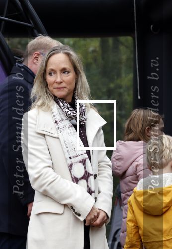 Alphen aan de Rijn 10 november 2021
Prinses Irene opent de Nationale Boomfeestdag. Samen met haar zoon prins Carlos, haar dochter prinses Margarita, schoondochter Viktoria en kleinkinderen plantte ze een Levensboom (een populier) in haar eigen Prinses IreneBos. Sterre Koning trad op .