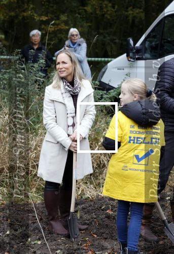 Alphen aan de Rijn 10 november 2021
Prinses Irene opent de Nationale Boomfeestdag. Samen met haar zoon prins Carlos, haar dochter prinses Margarita, schoondochter Viktoria en kleinkinderen plantte ze een Levensboom (een populier) in haar eigen Prinses IreneBos. Sterre Koning trad op .