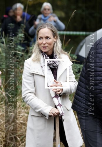 Alphen aan de Rijn 10 november 2021
Prinses Irene opent de Nationale Boomfeestdag. Samen met haar zoon prins Carlos, haar dochter prinses Margarita, schoondochter Viktoria en kleinkinderen plantte ze een Levensboom (een populier) in haar eigen Prinses IreneBos. Sterre Koning trad op .