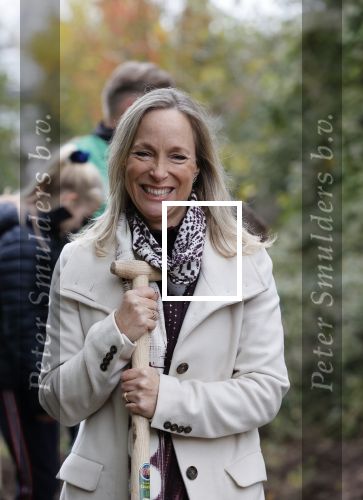 Alphen aan de Rijn 10 november 2021
Prinses Irene opent de Nationale Boomfeestdag. Samen met haar zoon prins Carlos, haar dochter prinses Margarita, schoondochter Viktoria en kleinkinderen plantte ze een Levensboom (een populier) in haar eigen Prinses IreneBos. Sterre Koning trad op .