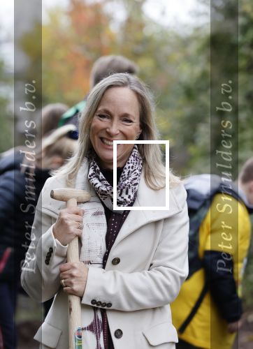 Alphen aan de Rijn 10 november 2021
Prinses Irene opent de Nationale Boomfeestdag. Samen met haar zoon prins Carlos, haar dochter prinses Margarita, schoondochter Viktoria en kleinkinderen plantte ze een Levensboom (een populier) in haar eigen Prinses IreneBos. Sterre Koning trad op .