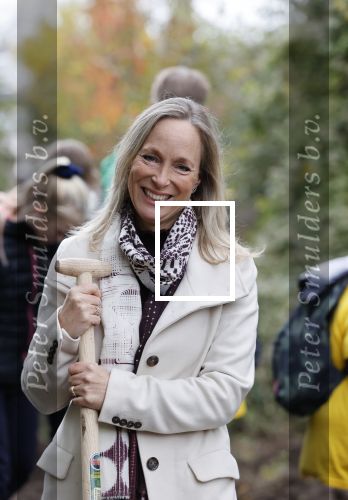 Alphen aan de Rijn 10 november 2021
Prinses Irene opent de Nationale Boomfeestdag. Samen met haar zoon prins Carlos, haar dochter prinses Margarita, schoondochter Viktoria en kleinkinderen plantte ze een Levensboom (een populier) in haar eigen Prinses IreneBos. Sterre Koning trad op .