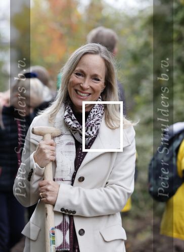 Alphen aan de Rijn 10 november 2021
Prinses Irene opent de Nationale Boomfeestdag. Samen met haar zoon prins Carlos, haar dochter prinses Margarita, schoondochter Viktoria en kleinkinderen plantte ze een Levensboom (een populier) in haar eigen Prinses IreneBos. Sterre Koning trad op .