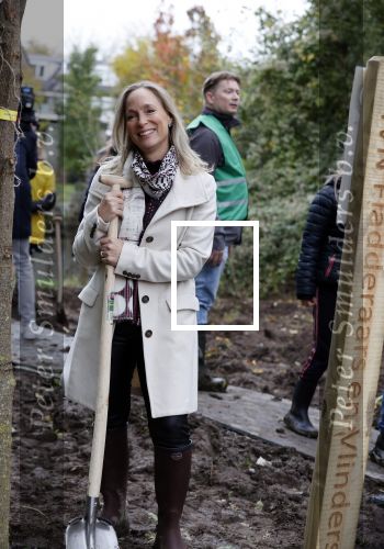 Alphen aan de Rijn 10 november 2021
Prinses Irene opent de Nationale Boomfeestdag. Samen met haar zoon prins Carlos, haar dochter prinses Margarita, schoondochter Viktoria en kleinkinderen plantte ze een Levensboom (een populier) in haar eigen Prinses IreneBos. Sterre Koning trad op .