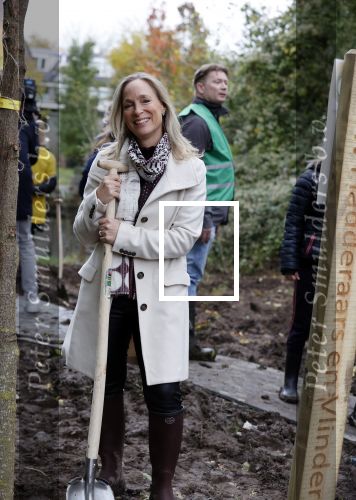Alphen aan de Rijn 10 november 2021
Prinses Irene opent de Nationale Boomfeestdag. Samen met haar zoon prins Carlos, haar dochter prinses Margarita, schoondochter Viktoria en kleinkinderen plantte ze een Levensboom (een populier) in haar eigen Prinses IreneBos. Sterre Koning trad op .