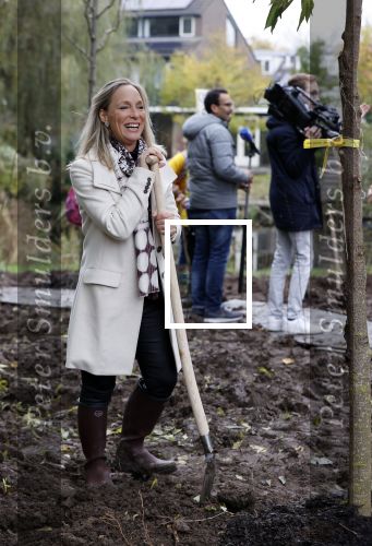 Alphen aan de Rijn 10 november 2021
Prinses Irene opent de Nationale Boomfeestdag. Samen met haar zoon prins Carlos, haar dochter prinses Margarita, schoondochter Viktoria en kleinkinderen plantte ze een Levensboom (een populier) in haar eigen Prinses IreneBos. Sterre Koning trad op .