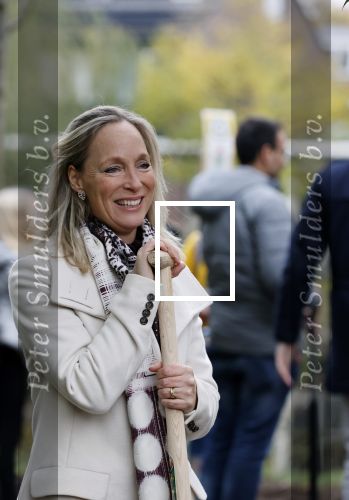 Alphen aan de Rijn 10 november 2021
Prinses Irene opent de Nationale Boomfeestdag. Samen met haar zoon prins Carlos, haar dochter prinses Margarita, schoondochter Viktoria en kleinkinderen plantte ze een Levensboom (een populier) in haar eigen Prinses IreneBos. Sterre Koning trad op .