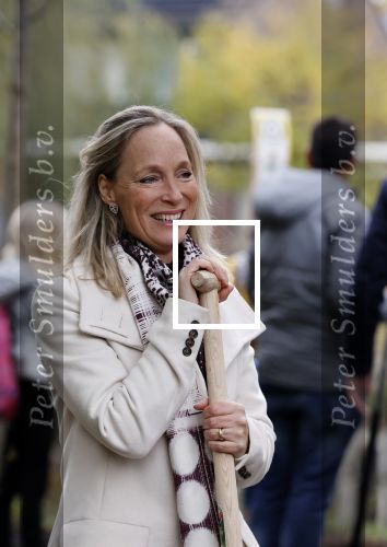 Alphen aan de Rijn 10 november 2021
Prinses Irene opent de Nationale Boomfeestdag. Samen met haar zoon prins Carlos, haar dochter prinses Margarita, schoondochter Viktoria en kleinkinderen plantte ze een Levensboom (een populier) in haar eigen Prinses IreneBos. Sterre Koning trad op .