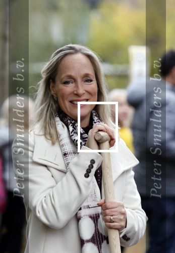 Alphen aan de Rijn 10 november 2021
Prinses Irene opent de Nationale Boomfeestdag. Samen met haar zoon prins Carlos, haar dochter prinses Margarita, schoondochter Viktoria en kleinkinderen plantte ze een Levensboom (een populier) in haar eigen Prinses IreneBos. Sterre Koning trad op .