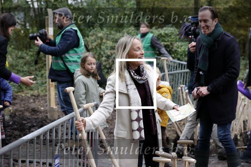 Alphen aan de Rijn 10 november 2021
Prinses Irene opent de Nationale Boomfeestdag. Samen met haar zoon prins Carlos, haar dochter prinses Margarita, schoondochter Viktoria en kleinkinderen plantte ze een Levensboom (een populier) in haar eigen Prinses IreneBos. Sterre Koning trad op .