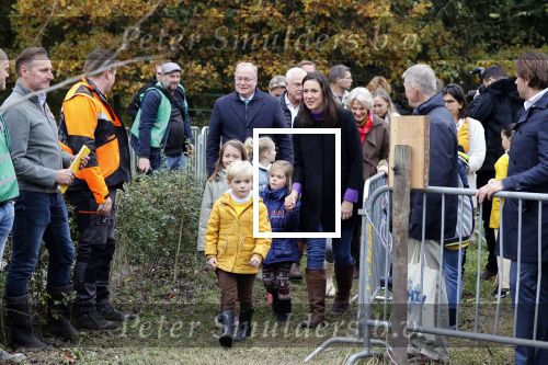 Alphen aan de Rijn 10 november 2021
Prinses Irene opent de Nationale Boomfeestdag. Samen met haar zoon prins Carlos, haar dochter prinses Margarita, schoondochter Viktoria en kleinkinderen plantte ze een Levensboom (een populier) in haar eigen Prinses IreneBos. Sterre Koning trad op .