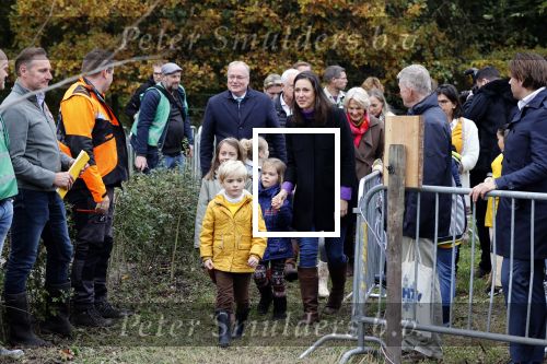 Alphen aan de Rijn 10 november 2021
Prinses Irene opent de Nationale Boomfeestdag. Samen met haar zoon prins Carlos, haar dochter prinses Margarita, schoondochter Viktoria en kleinkinderen plantte ze een Levensboom (een populier) in haar eigen Prinses IreneBos. Sterre Koning trad op .