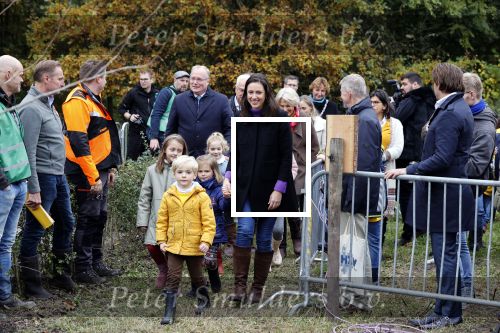 Alphen aan de Rijn 10 november 2021
Prinses Irene opent de Nationale Boomfeestdag. Samen met haar zoon prins Carlos, haar dochter prinses Margarita, schoondochter Viktoria en kleinkinderen plantte ze een Levensboom (een populier) in haar eigen Prinses IreneBos. Sterre Koning trad op .