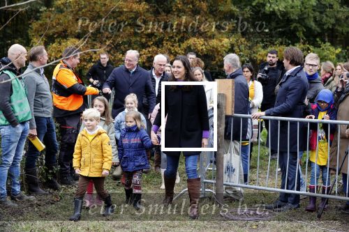 Alphen aan de Rijn 10 november 2021
Prinses Irene opent de Nationale Boomfeestdag. Samen met haar zoon prins Carlos, haar dochter prinses Margarita, schoondochter Viktoria en kleinkinderen plantte ze een Levensboom (een populier) in haar eigen Prinses IreneBos. Sterre Koning trad op .